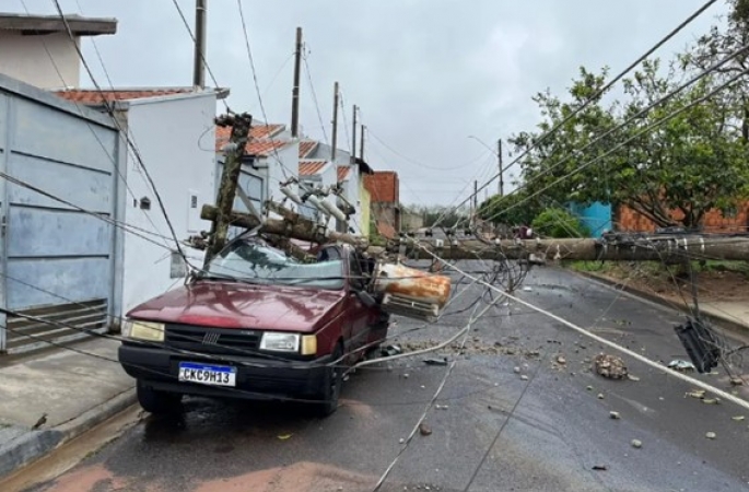 Tempestade com ventos fortes derruba poste sobre carro e causa estragos em Botucatu