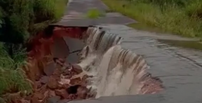 Fortes chuvas alagam a cidade e interdita estrada que dá acesso ao Distrito da Barra Grande