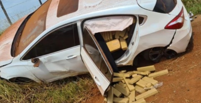 Jovem é preso com mais de 700 quilos de maconha após bater carro durante perseguição