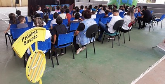 Teatro de bonecos é apresentado a alunos da Rede Municipal de Ensino