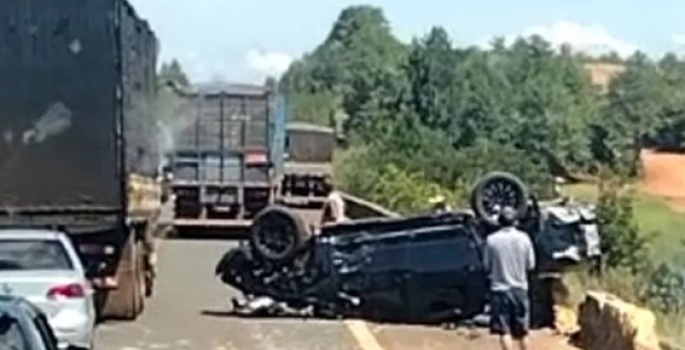 Picape capota em ponte sobre a Represa de Jurumirim