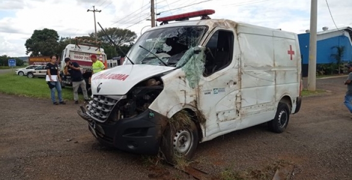 Ambulância capota após ser atingida por carro em rodovia de Avaré