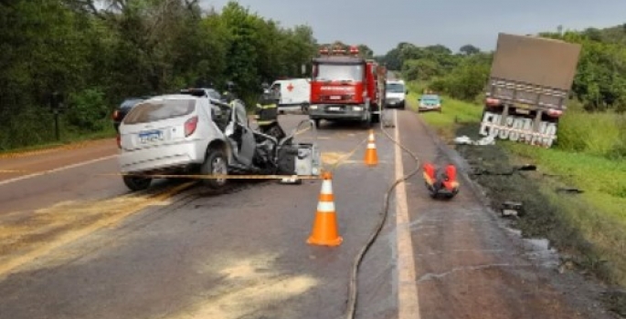 Motorista de carro morre em acidente com caminhão em rodovia de Itaí