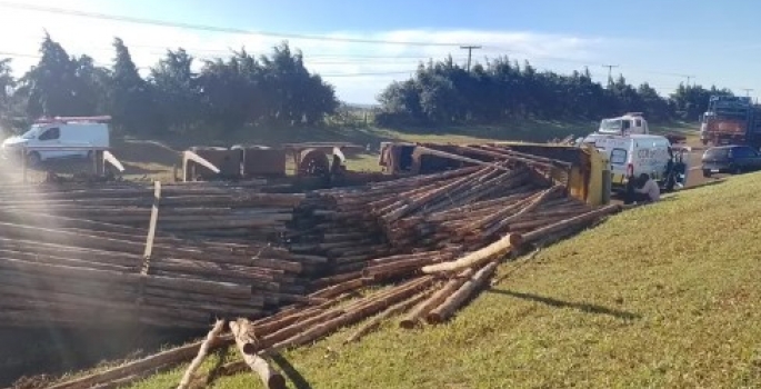 Carreta com madeira tomba e interdita trecho da SP-255 entre Itaí e Avaré