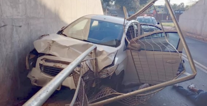 Grupo é detido após bater carro em grade de túnel durante perseguição policial em Avaré