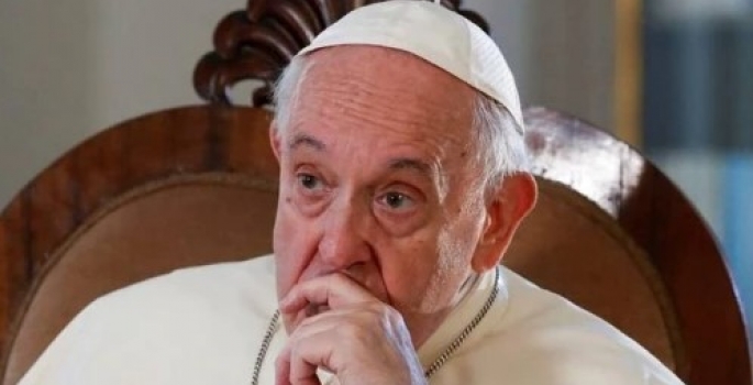 Papa diz que precisa diminuir o ritmo e não descarta renúncia