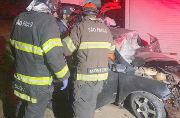 Motorista morre preso às ferragens de carro após colisão frontal com caminhão em Paranapanema