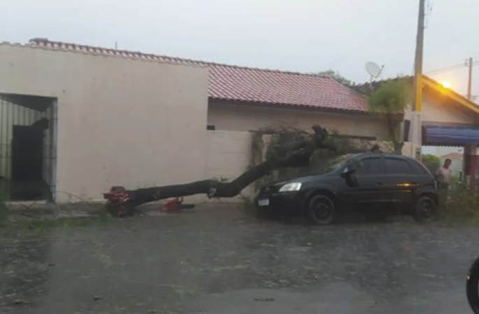 Chuva com granizo causa estragos em Cerqueira César