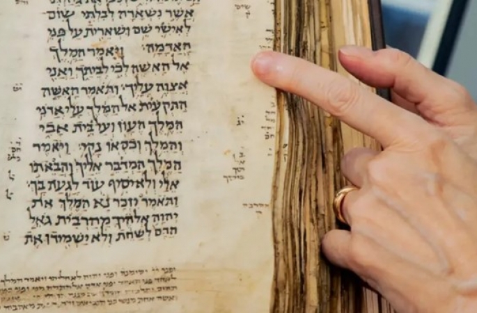 Bíblia hebraica mais antiga do mundo pode chegar a R$ 261 milhões em leilão