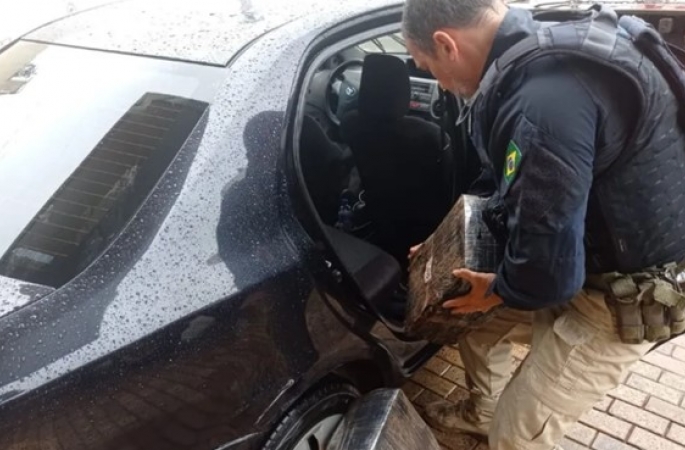 PRF apreende quase 50 quilos de maconha após abordagem de dois veículos