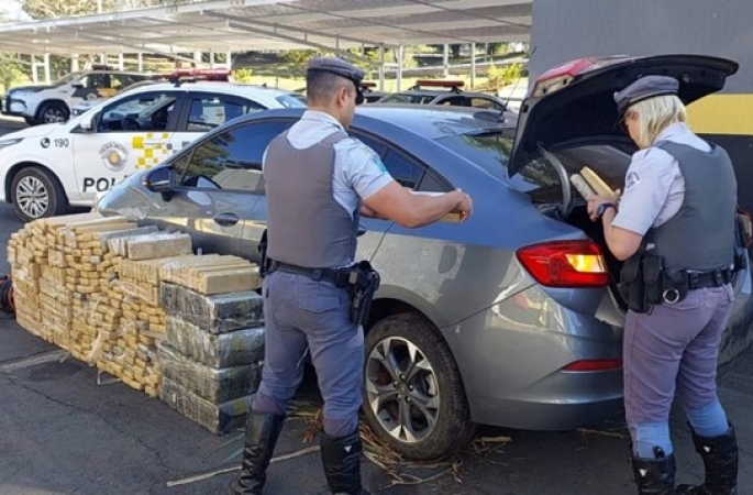 Polícia Rodoviária apreende quase meia tonelada de maconha após perseguição