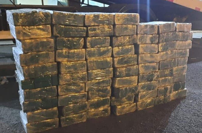 Motorista é preso com mais de 300 tijolos de maconha escondidos em caminhão-guincho em Avaré
