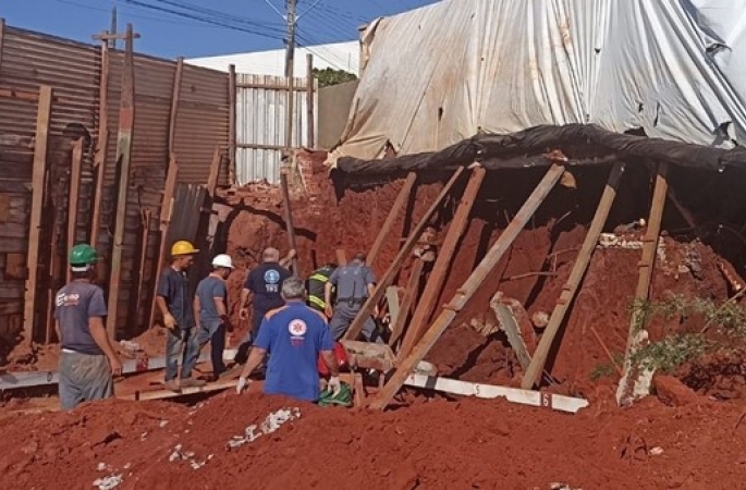 Trabalhador fica ferido após deslizamento de terra em obra de Piraju