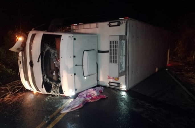 Caminhão tomba e deixa motorista ferido em rodovia de Itaporanga