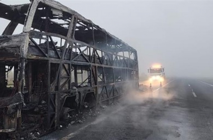 Ônibus fica destruído após pegar fogo em rodovia de Águas de Santa Bárbara