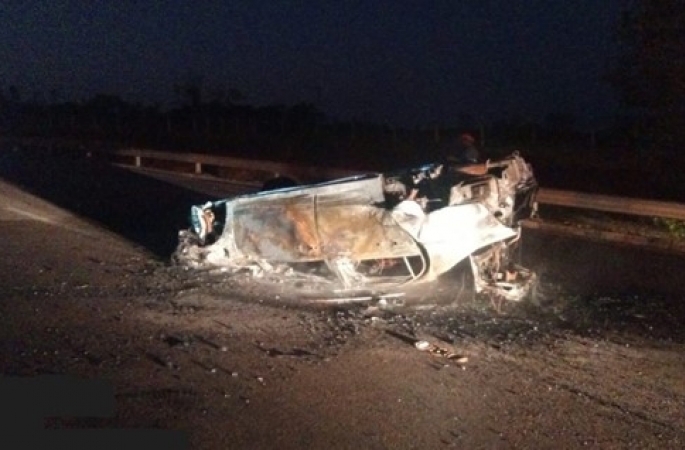 Duas pessoas morrem após carro bater contra defensa metálica e pegar fogo em rodovia