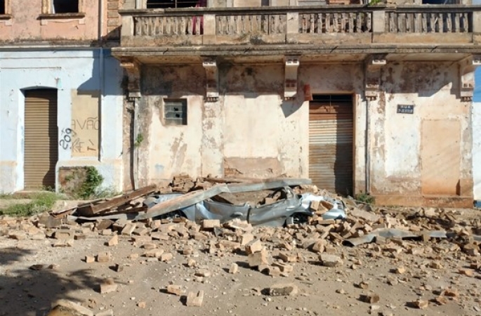 Estrutura de prédio desaba e esmaga carro em Chavantes