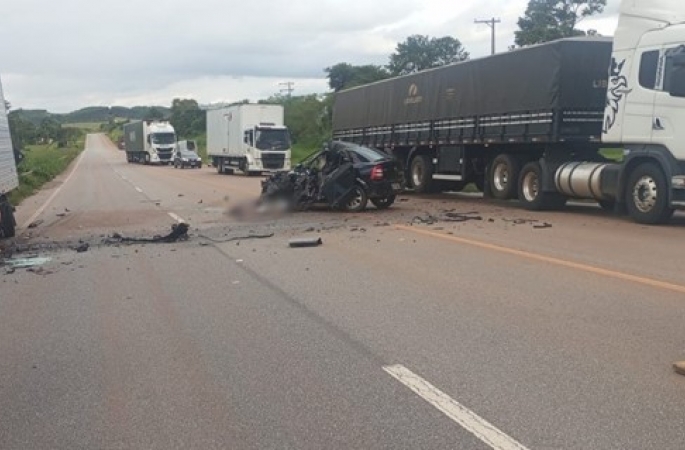 Dois homens morrem em colisão entre carro e caminhão no interior de SP