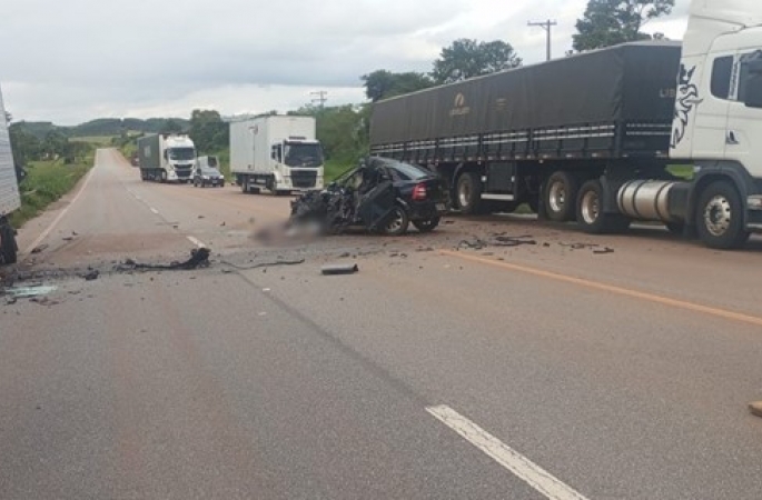 Dois homens morrem em colisão entre carro e caminhão no  interior de SP