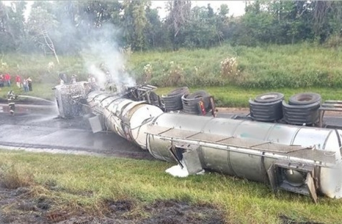 Acidente entre caminhão-tanque e carro mata uma pessoa em Itaberá