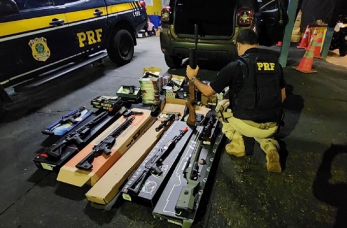 Dupla é presa por contrabando de armas de pressão avaliadas em R$ 40 mil em rodovia