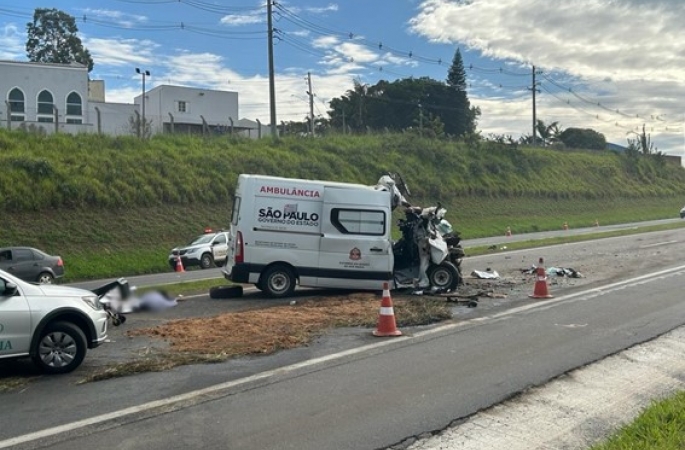 Três pessoas morrem após ambulância bater na traseira de caminhão em rodovia no interior de SP