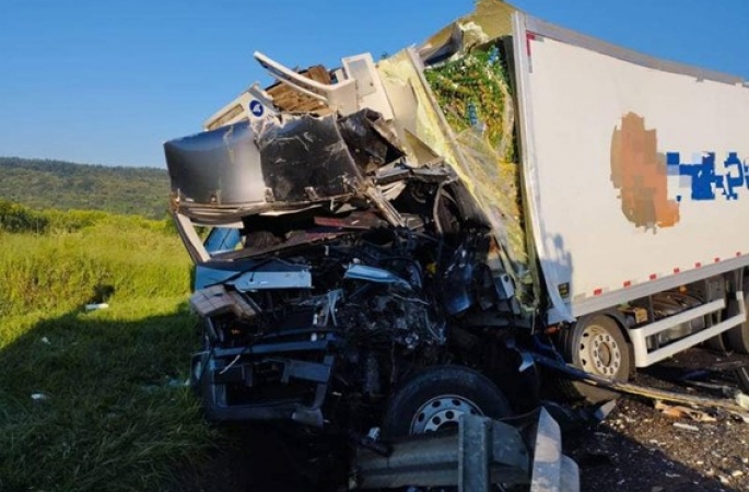 Motorista morre em acidente entre caminhões na Castello Branco em Itatinga