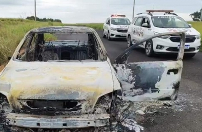 Mulher é presa suspeita de matar namorado e atear fogo em carro com corpo dentro no interior de SP