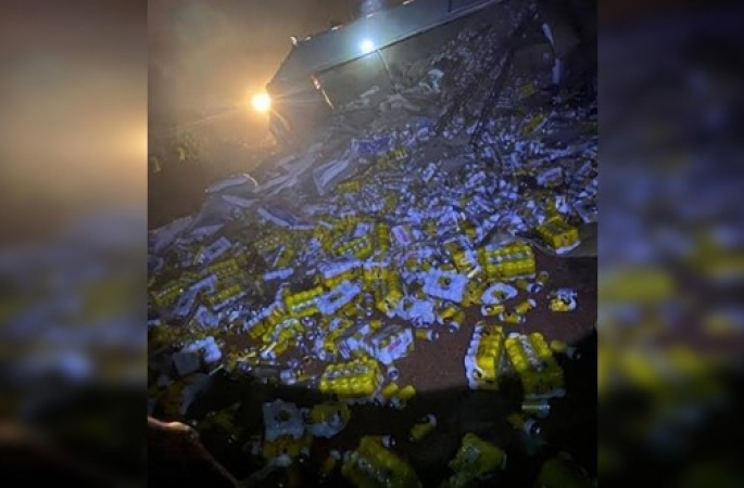 Caminhão carregado com 34 toneladas de cerveja tomba e é saqueado no interior de SP