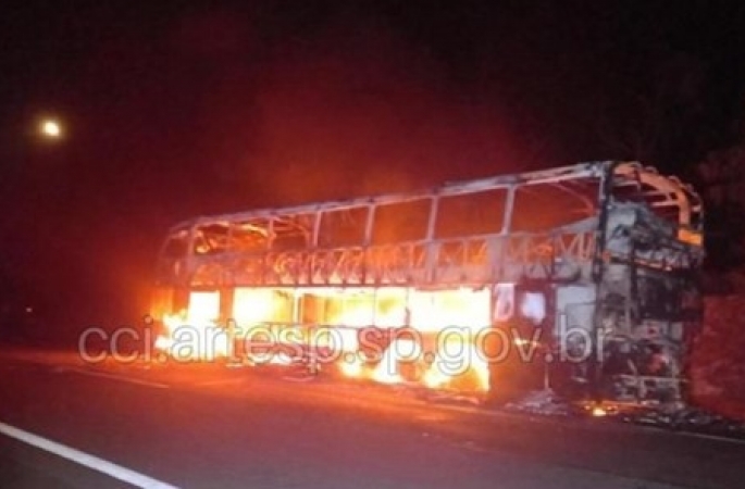 Motorista e passageiros escapam ilesos de ônibus que pegou fogo na Castello Branco