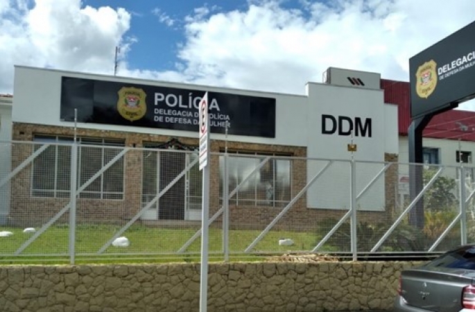 Homem é preso em flagrante por ameaçar a esposa com faca na frente da Delegacia da Mulher