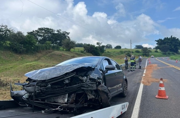 Duas pessoas ficam feridas em acidente entre carro e van em Botucatu