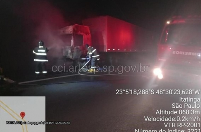 Caminhão carregado com tintas pega fogo na Rodovia Castello Branco em Itatinga