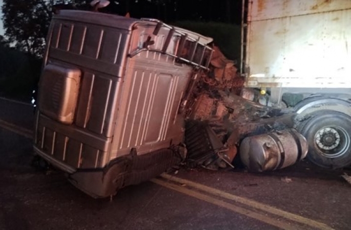 Motorista morre após carreta bater contra talude em rodovia do interior de SP