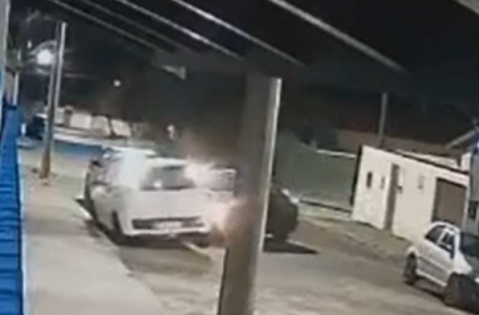 Motorista bate em carro estacionado, troca de lugar com passageiro e é “esquecida” durante fuga