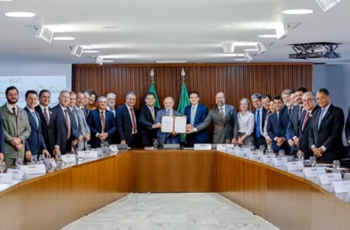 Lula assina MP que muda regras do setor elétrico e amplia gratuidade da conta de luz