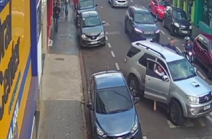 Criminoso rouba caminhonete com vítima dentro e bate carro durante fuga em Avaré