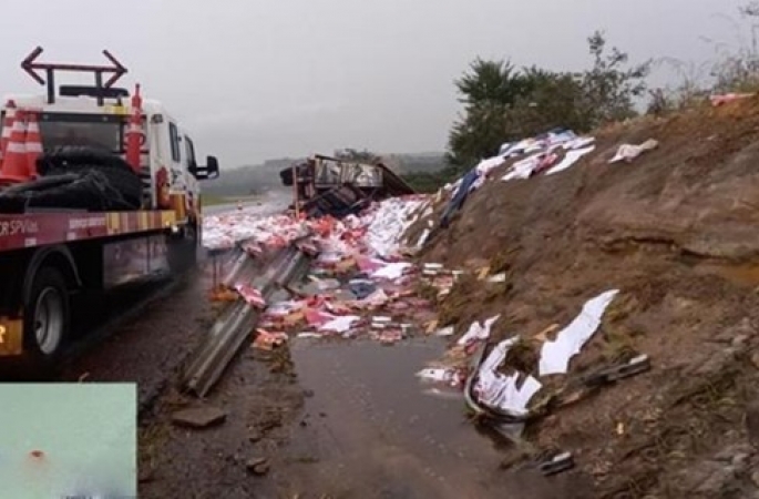 Carreta tomba e motorista morre na rodovia Castello Branco