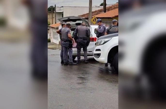 Criminosos armados assaltam supermercado e trocam tiros com a Polícia Militar no interior de SP