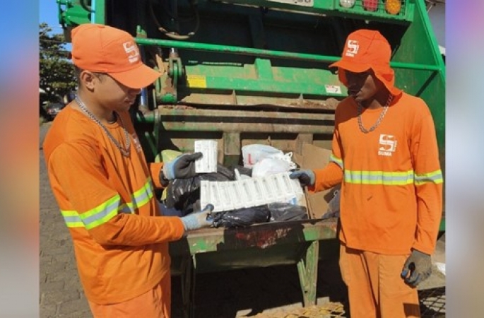 Coletores encontram seringas, agulhas e remédios vencidos descartados no lixo domiciliar em Avaré