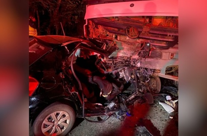 Suspeitos de esfaquear motorista de app morrem ao bater carro de frente com caminhão durante fuga