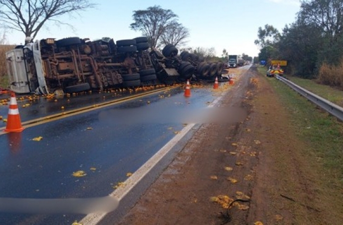 Caminhão carregado de laranjas tomba e interdita a SP-255 em Pratânia