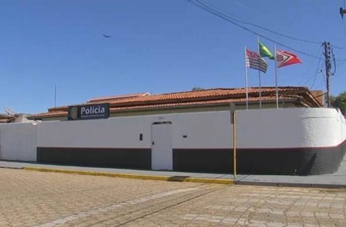 Homem é preso após agredir oficial de Justiça com tijolada na cabeça durante intimação em Avaré