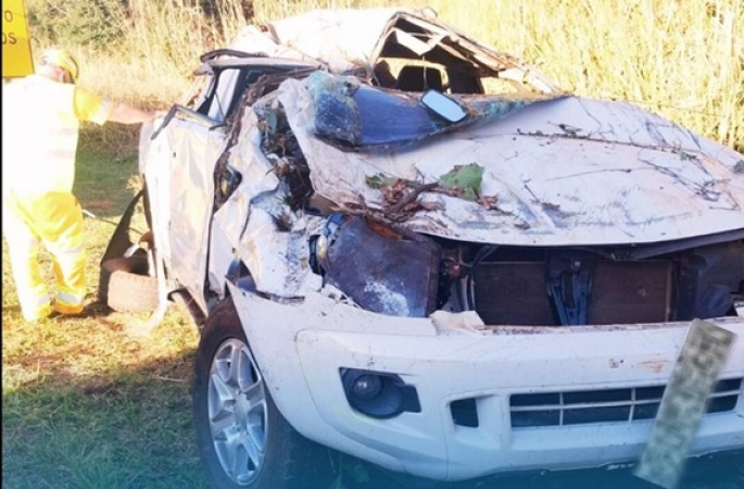Passageira fica ferida após caminhonete capotar e cair de ponte na SP-255 em Avaré