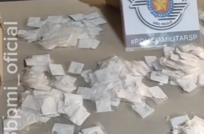 Polícia Militar prende mulher por tráfico de drogas com 600 porções de cocaína