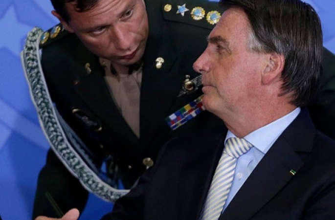 Bolsonaro mandou Cid distribuir remédios de uso proibido no Brasil durante a pandemia da covid-19