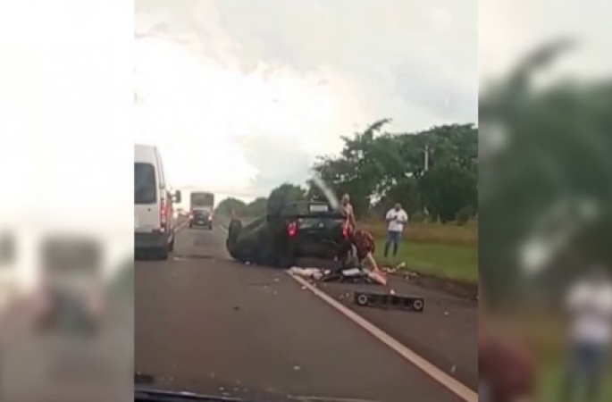 Carro bate em árvore e capota na Rodovia João Mellão em Avaré