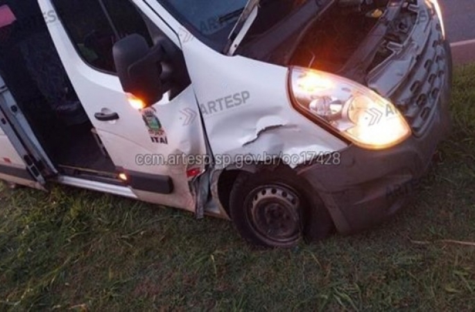 Van com pacientes se envolve em acidente no interior de SP