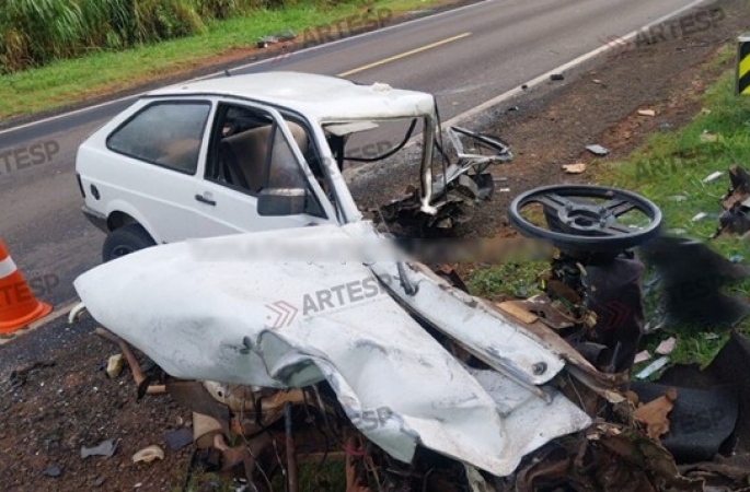 Motorista morre e outro fica ferido após colisão frontal na SP-255 em São Manuel