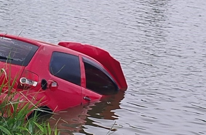 Carro cai no Largo Bertha Bannwart; ocupantes saíram ilesos